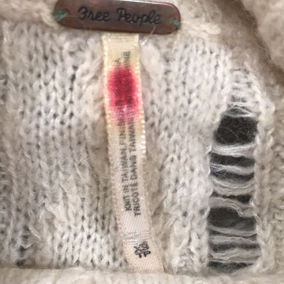 Free People Oversized Ivory Distressed Look Cable Knit Cowl Neck Sweater size XS - Picture 5 of 7